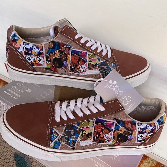 Vans Men’s Old Skool
Disney 100 Scrapbook Multi
VN0005UFBMB
Sneakers - Picture 10 of 16